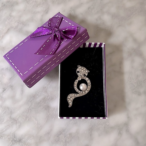 Crystal Cat Pin - Picture 3 of 3